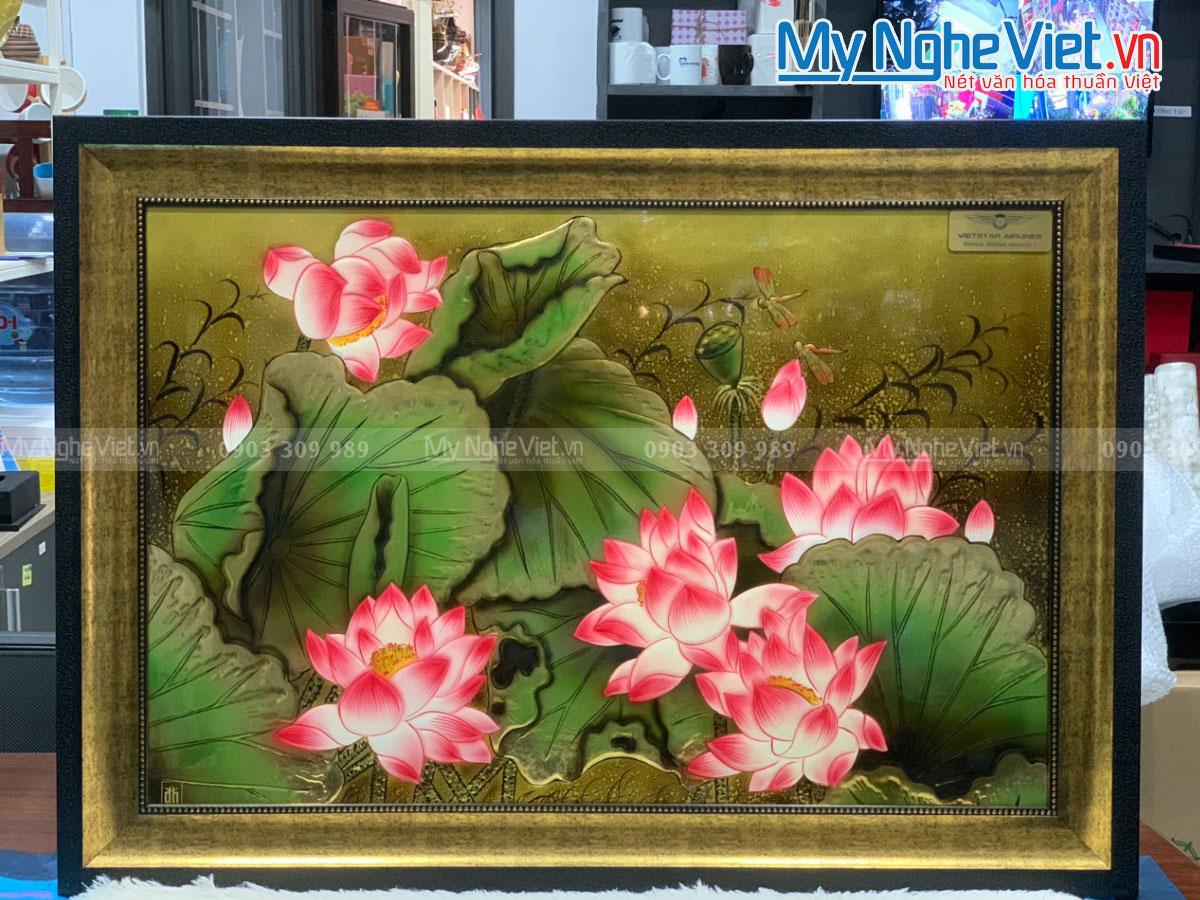 Nghệ thuật vẽ hoa sen hồng nhạt tinh tế trên nền xanh tĩnh lặng, đơn giản mà đẹp