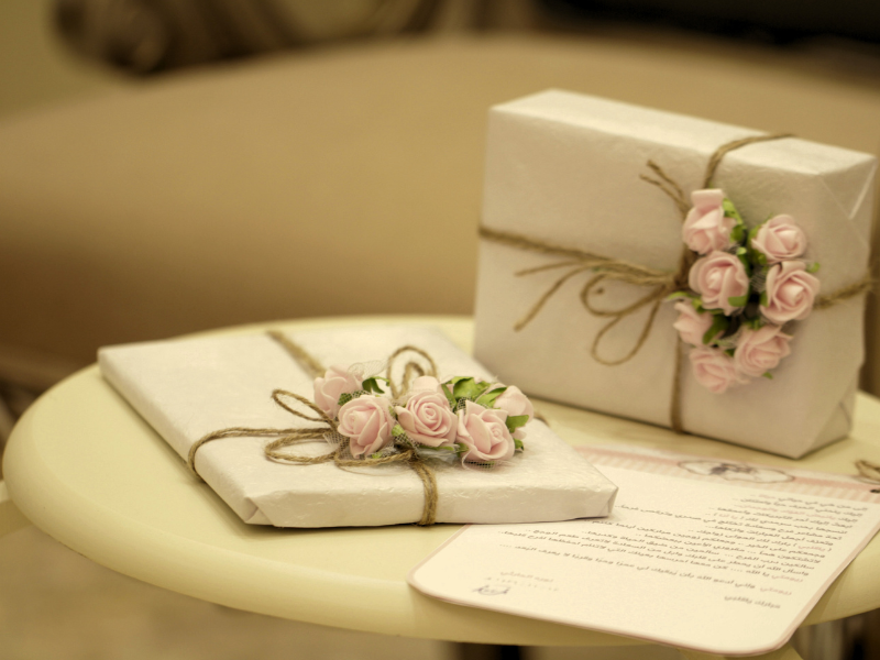 Tranh vẽ những bó hoa tươi thắm và món quà nhỏ tặng thầy cô ngày 20 11 đầy màu sắc