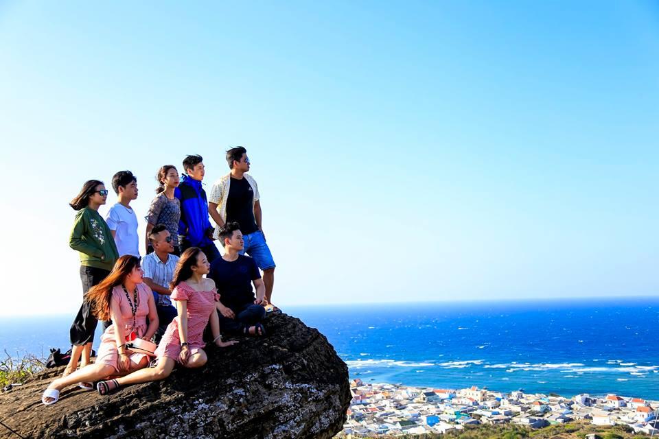 Tranh vẽ hòn đảo xanh mát tuyệt đẹp giữa biển khơi bao la với nước biển trong xanh