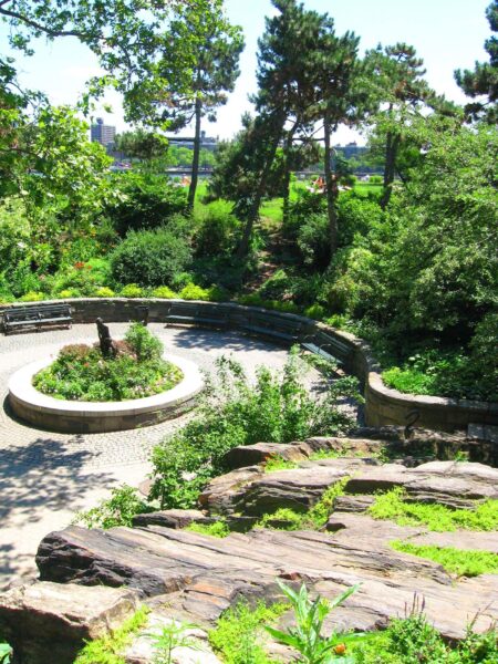 Tranh vẽ không gian xanh trong lành giữa lòng thành phố hiện đại, biểu tượng của sự phát triển bền vững