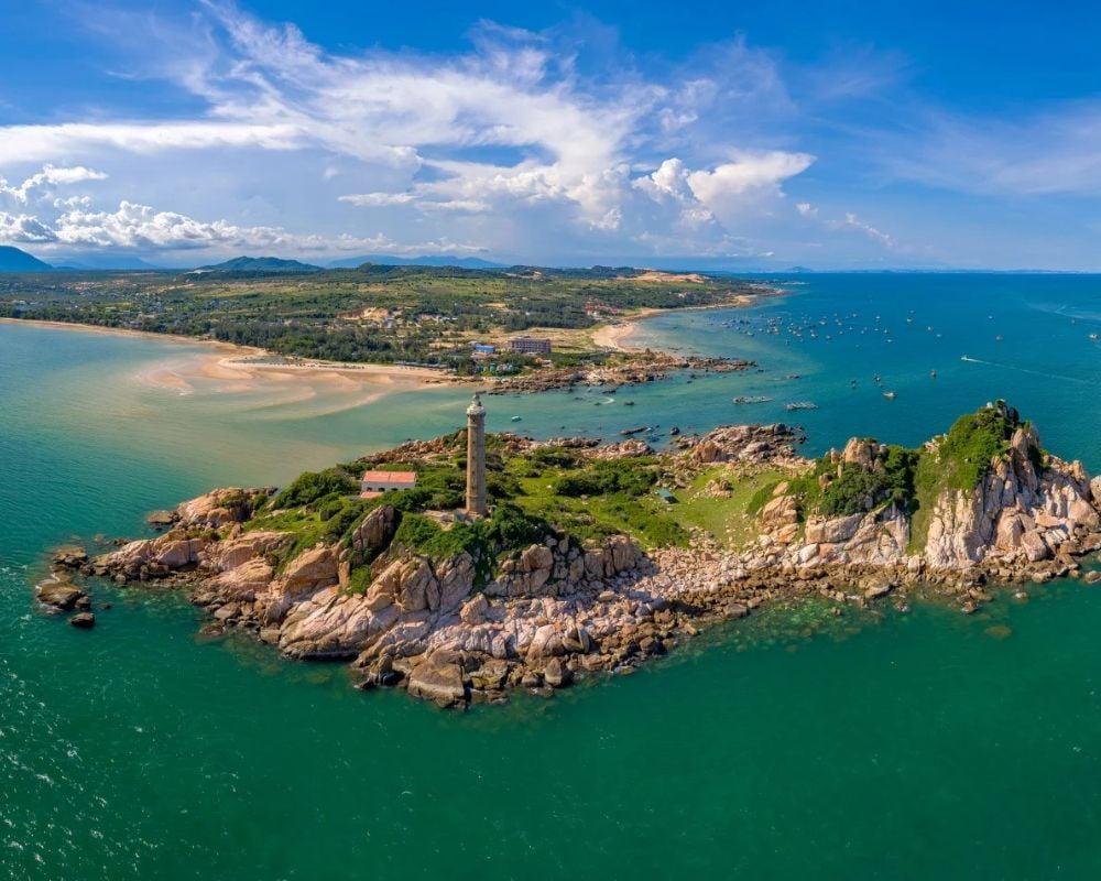 Tranh vẽ phong cảnh làng chài ven biển đảo truyền thống Việt Nam với thuyền bè tấp nập