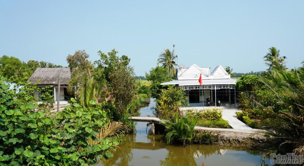 Tranh vẽ phong cảnh làng quê đẹp nhất miền sông nước với thuyền bè và nhà sàn ven kênh