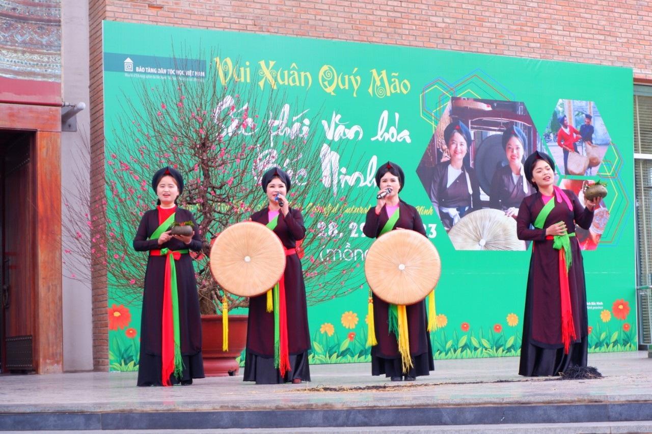 Tác phẩm nghệ thuật vẽ tranh hát quan họ tái hiện không khí lễ hội mùa xuân rộn ràng tại vùng Kinh Bắc xưa