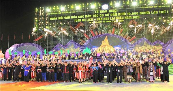 Tranh vẽ cộng đồng tham gia lễ hội truyền thống, tái hiện nét đẹp văn hóa dân tộc ý nghĩa