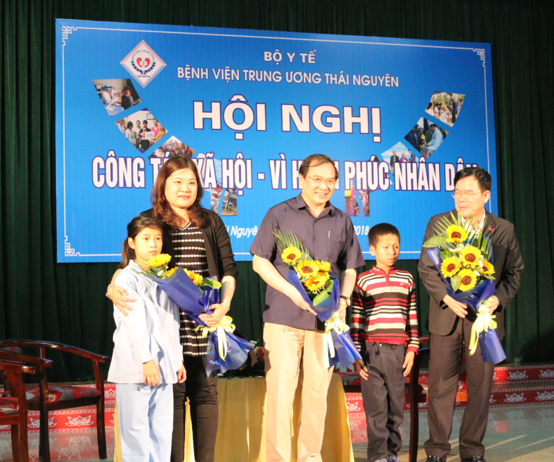 Tranh vẽ thể hiện lòng nhân ái qua hành động giúp đỡ những người khó khăn trong cộng đồng