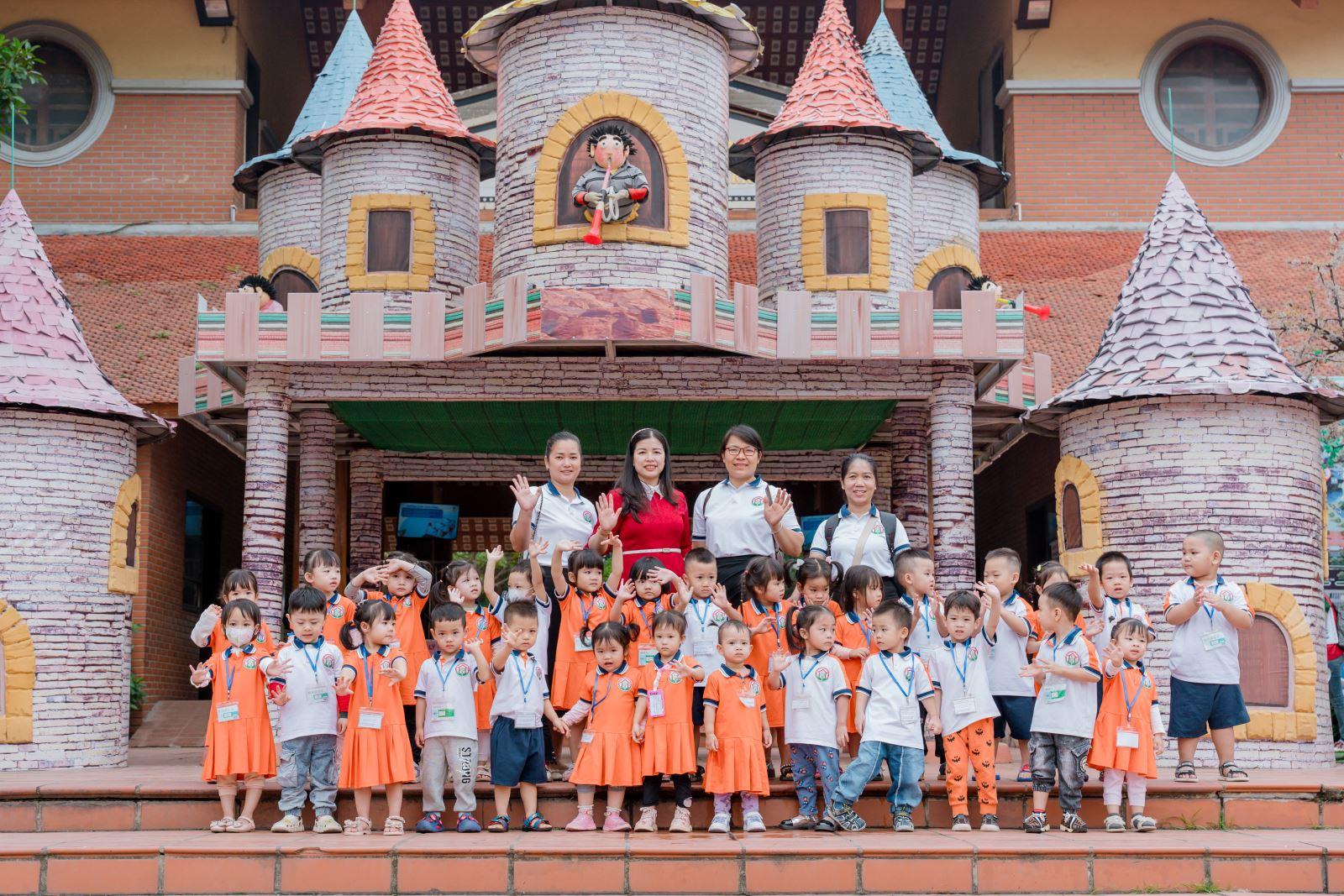 Tranh vẽ trường mầm non đẹp chủ đề thiên nhiên với các con vật đáng yêu như hươu nai và thỏ trong khu rừng