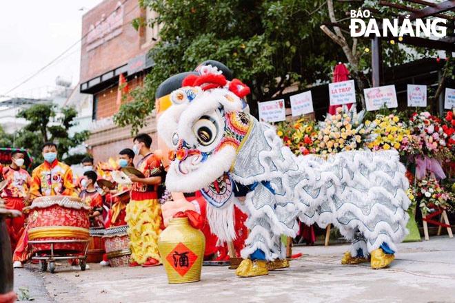 Tranh vẽ cảnh múa lân sư rộn ràng trong ngày Tết Trung Thu cho học sinh lớp 4 thể hiện