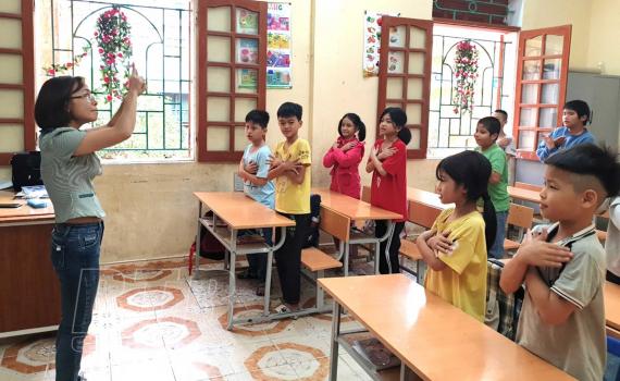 tranh vẽ ngày 20 11 cô giáo đang giảng bài say sưa trên bục giảng với học sinh chăm chú lắng nghe