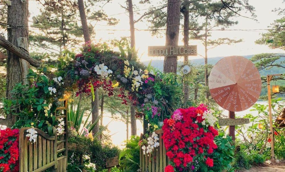 Tranh vẽ về ngôi nhà mơ ước bằng gỗ mộc mạc nằm giữa khu rừng thông xanh mát, có ánh nắng chiếu qua kẽ lá