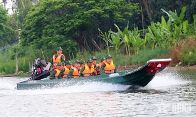 Tranh vẽ người lính biên phòng Việt Nam đang tuần tra biên giới cùng chó nghiệp vụ, phía xa là cột mốc chủ quyền