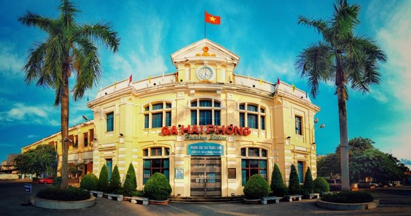 Tranh vẽ Nhà Hát Lớn Hải Phòng với kiến trúc cổ điển Pháp nguy nga và tráng lệ