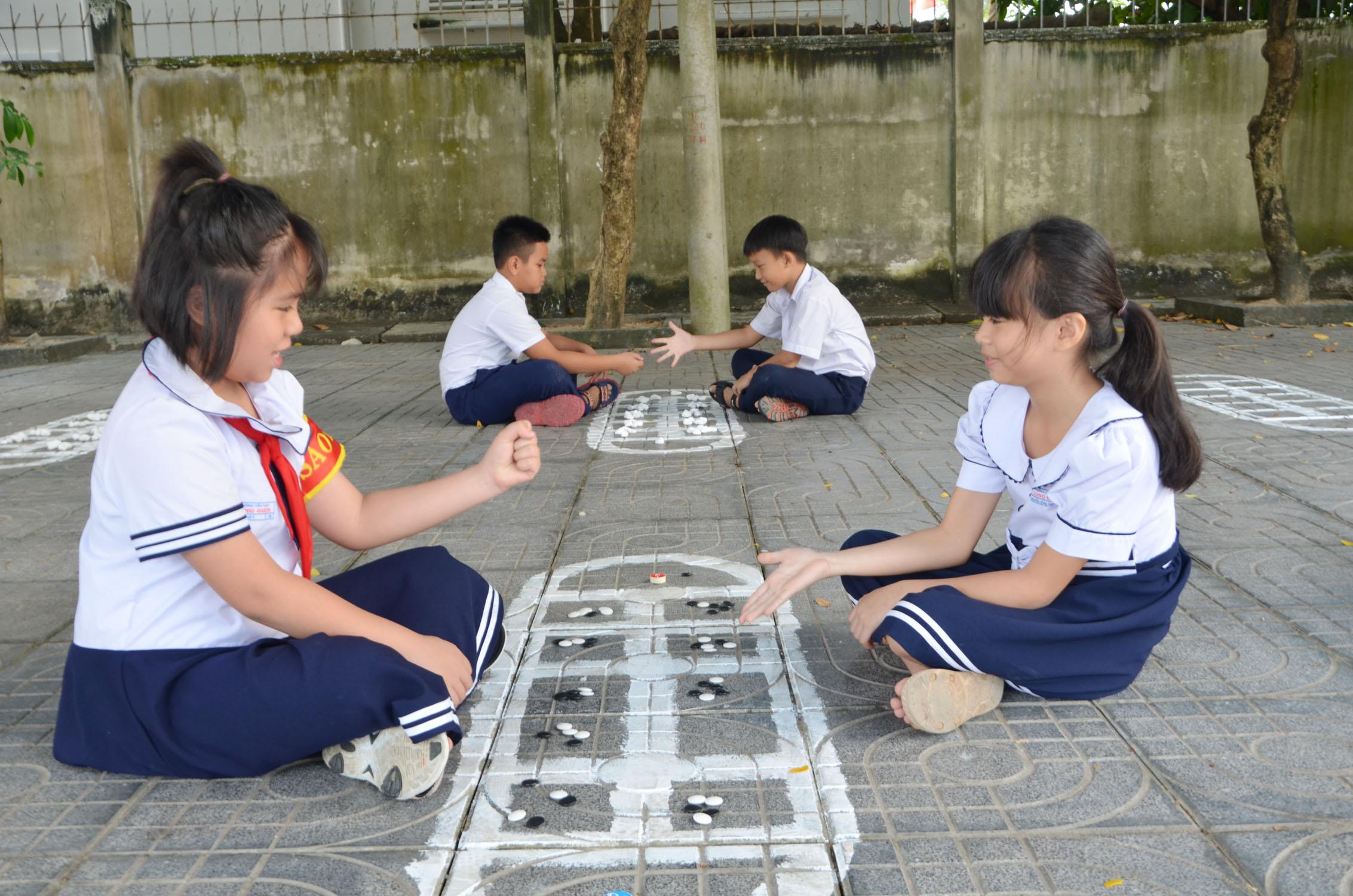 Tranh vẽ trò chơi dân gian lớp 7 đẹp các bạn nữ sinh nhảy dây sân trường