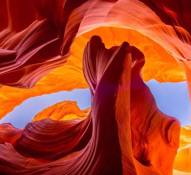 Tranh vẽ cảnh núi lửa phun trào dung nham đỏ rực chủ đề hiện tượng thiên nhiên hùng vĩ