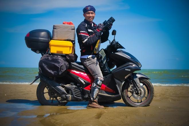 Tranh vẽ ô nhiễm môi trường biển đầy ám ảnh với rác thải nhựa trôi nổi khắp mặt nước.