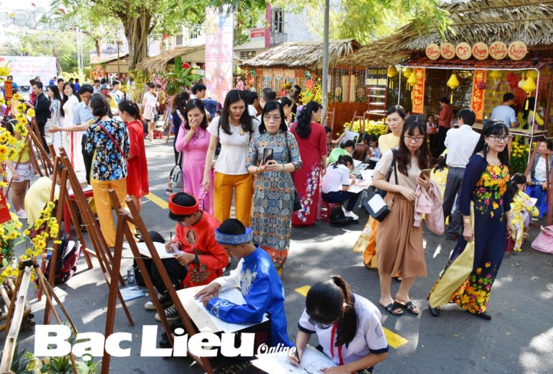 Tranh Vẽ Ông Đồ Ngày Tết Nét Đẹp Văn Hóa Việt Tranh vẽ ông đồ ngày Tết đang cho chữ giữa không khí phố phường xưa nhộn nhịp