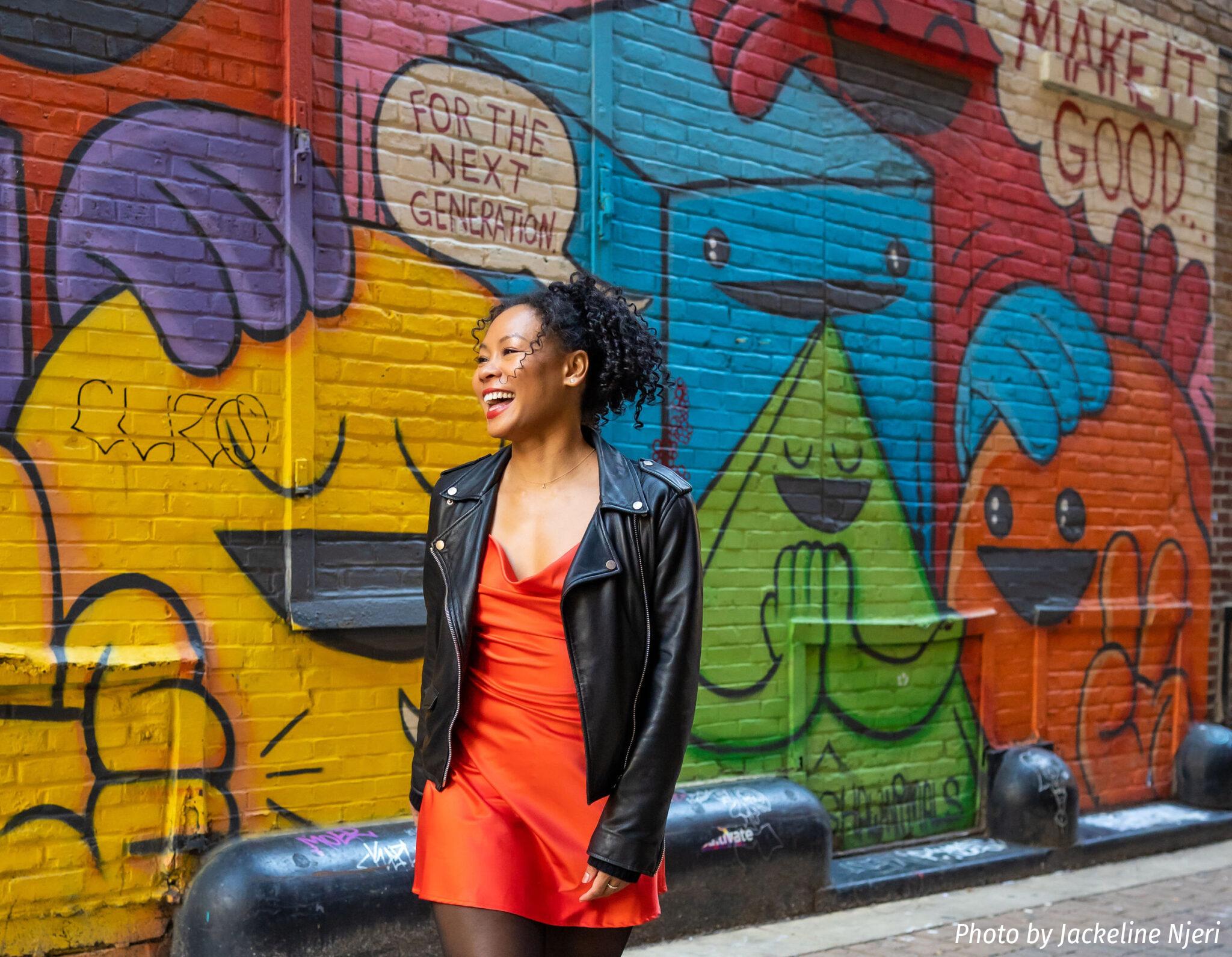 Tranh vẽ ông mặt trời theo phong cách trừu tượng với sự hòa quyện của các mảng màu nóng bỏng