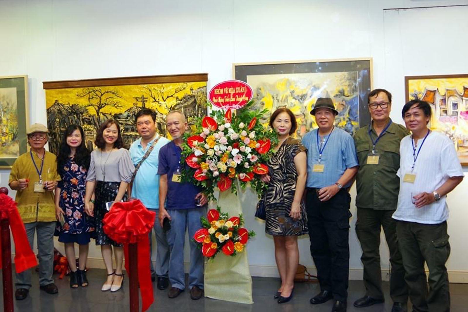 Bức tranh vẽ tay một góc phố cổ Hà Nội với những mái nhà lô xô và gánh hàng rong, thể hiện nét đẹp bình dị