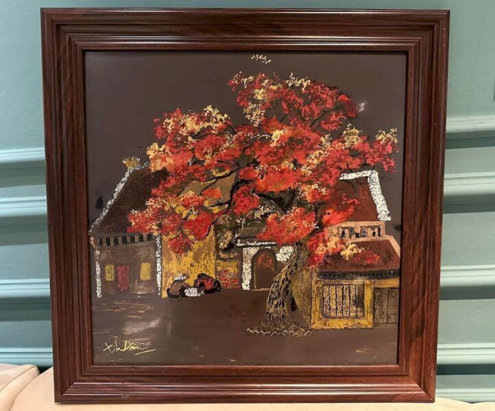 Bức tranh vẽ phố cổ Hà Nội với góc phố cổ kính, mái ngói rêu phong và những bức tường vàng đặc trưng