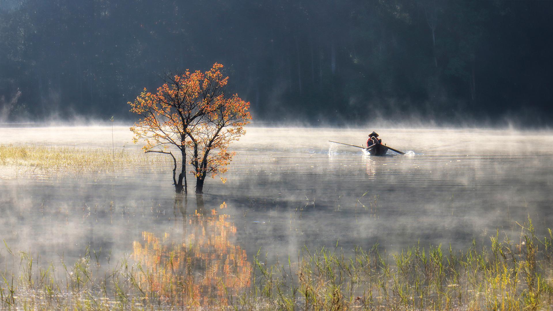 Tác phẩm tranh vẽ phong cảnh núi non hùng vĩ soi bóng xuống mặt hồ phẳng lặng buổi sớm mai