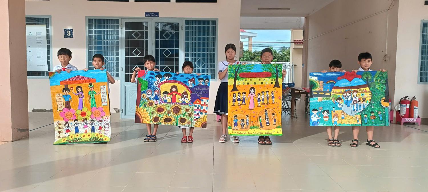 Bức tranh vẽ cổ động phòng chống bạo lực học đường, thể hiện tinh thần đoàn kết, yêu thương của học sinh.