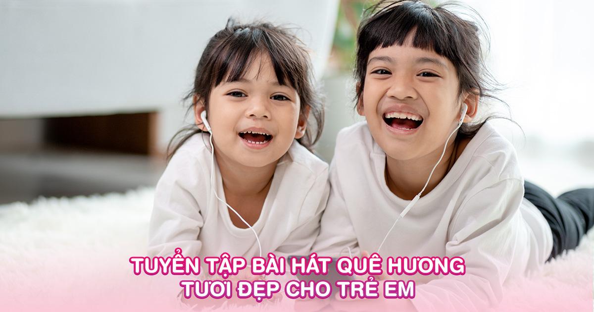 Tranh vẽ quê hương em tái hiện cảnh trẻ em nô đùa hồn nhiên dưới gốc đa đầu làng ngày hè