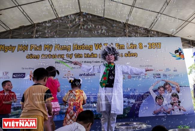 Tranh vẽ sân chơi ước mơ của trẻ thơ rộn rã tiếng cười với nhiều trò chơi hấp dẫn