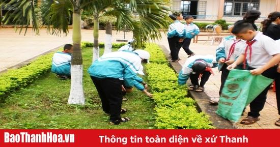 Tranh vẽ phong cảnh sân trường sạch đẹp, quang đãng sau khi học sinh đã quét dọn xong