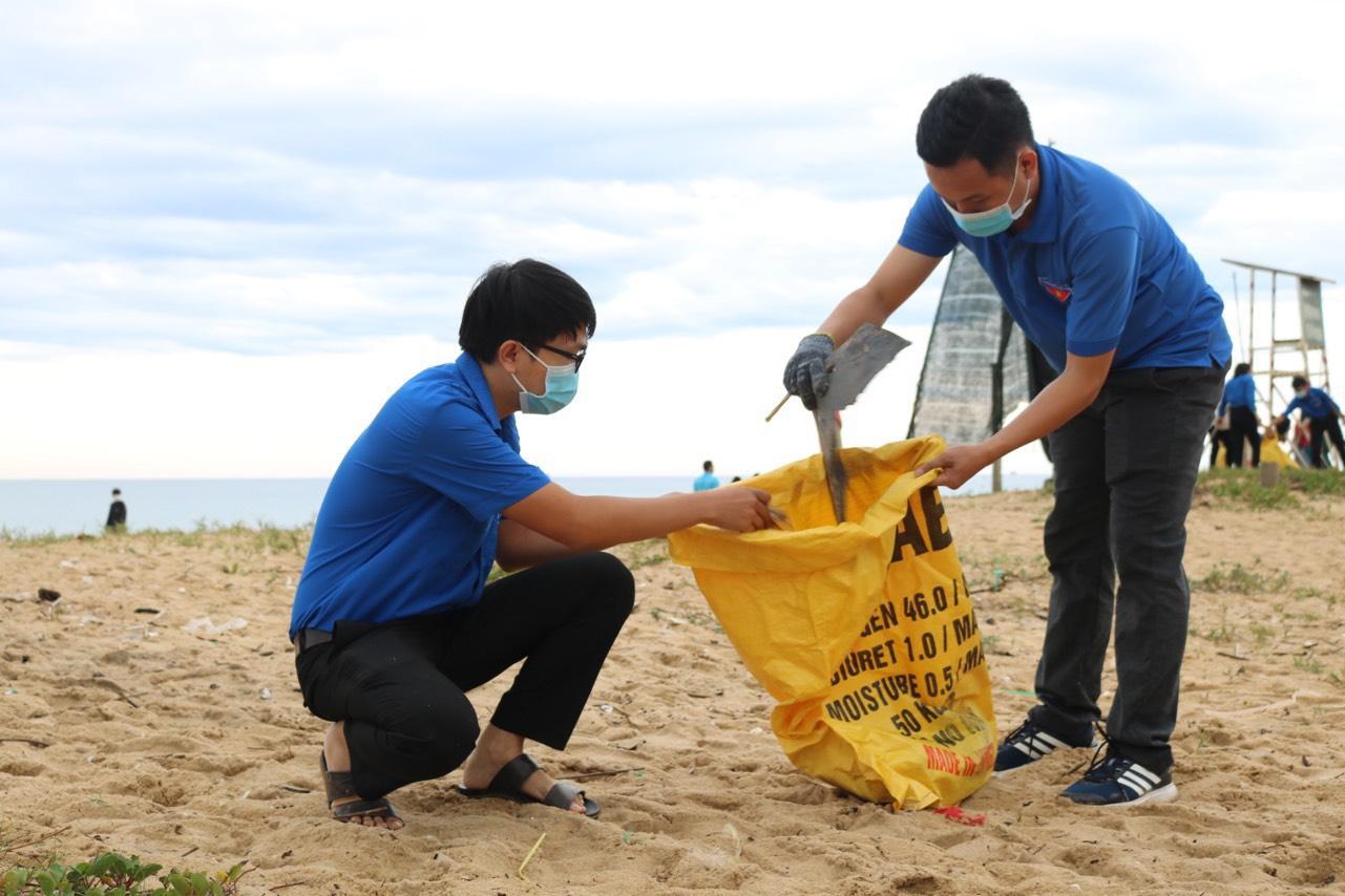 Tranh vẽ thanh niên tình nguyện chung tay bảo vệ môi trường xanh sạch đẹp