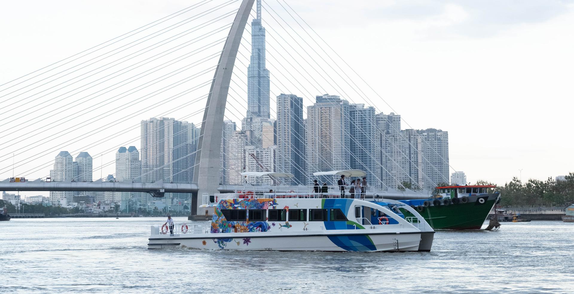 Tranh vẽ Thành phố Hồ Chí Minh về đêm lung linh ánh đèn từ các tòa nhà cao tầng