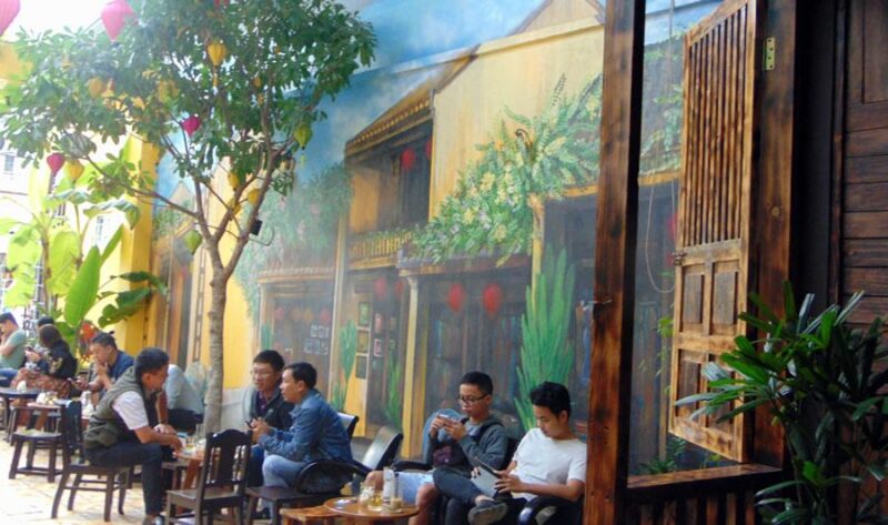 Bức tranh vẽ Thành phố Hồ Chí Minh với góc phố cổ kính rêu phong đầy hoài niệm