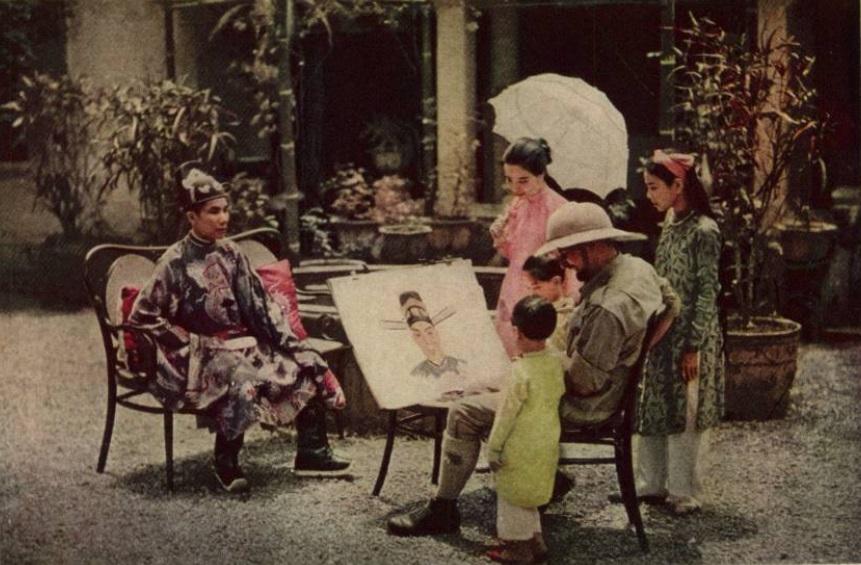 Tranh vẽ thiếu nữ Việt đội nón lá, mặc áo dài trắng đứng giữa cánh đồng lúa chín vàng rực rỡ