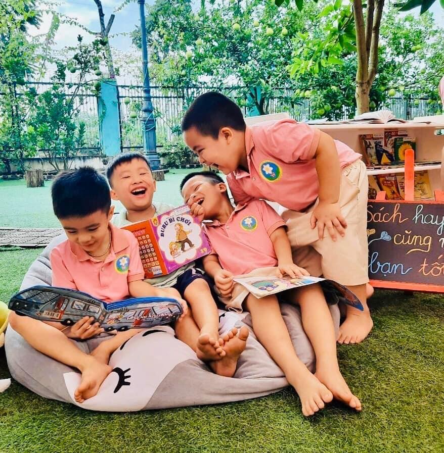 Khám Phá Thế Giới **Tranh Vẽ Phương Tiện Giao Thông Mầm Non** Tranh vẽ thuyền buồm và tàu thủy mầm non đang lướt sóng trên biển xanh ngắt có cá bơi