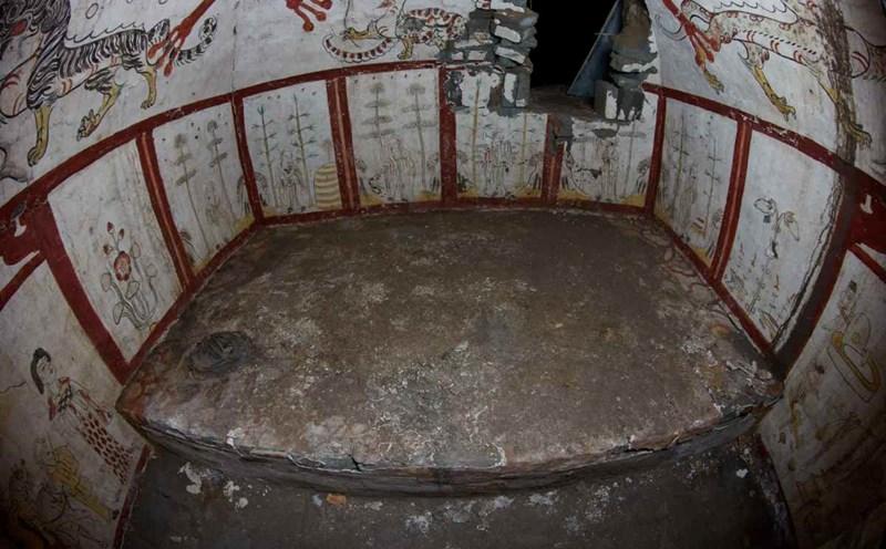 Tranh vẽ cận cảnh chi tiết bộ trang phục cổ trang Trung Quốc thời Đường lộng lẫy