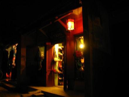 Tranh vẽ trẻ em vui tươi rước đèn hoa đăng trong đêm hội lung linh