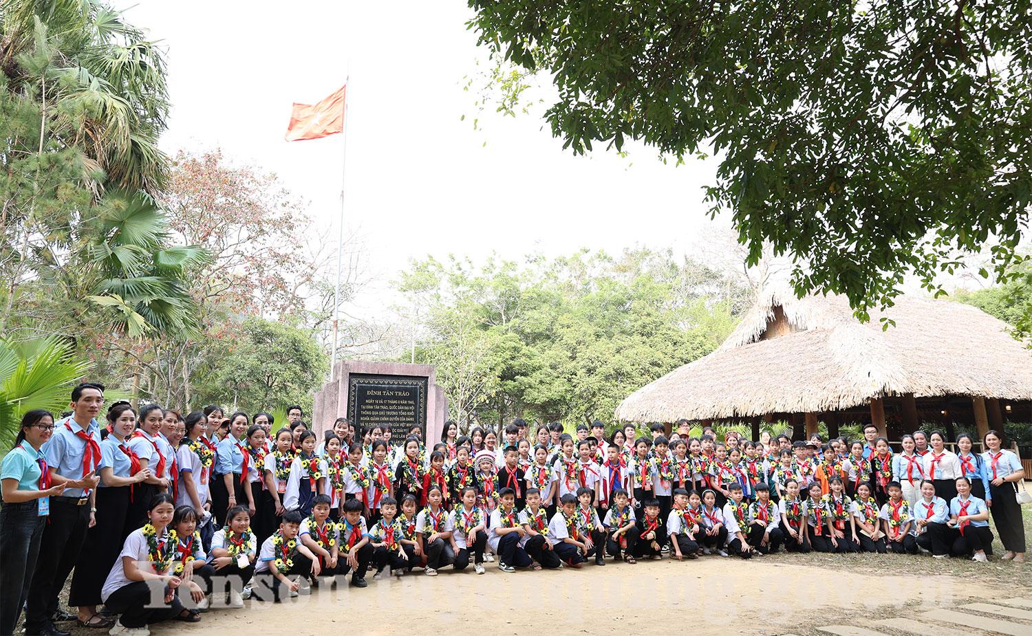 Tranh vẽ các em thiếu nhi Việt Nam vui tươi cầm cờ hoa mừng ngày thống nhất đất nước 30/4