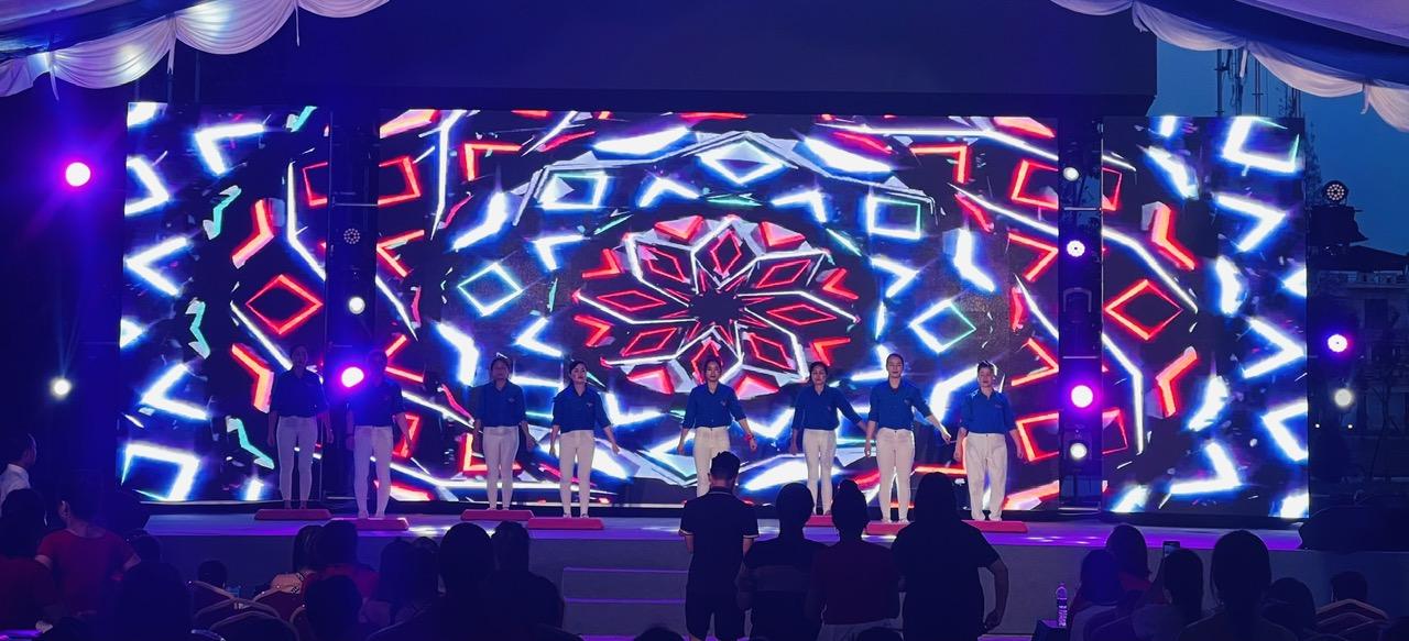 Tranh vẽ trò chơi dân gian nhảy sạp với những bộ trang phục truyền thống và điệu nhảy uyển chuyển