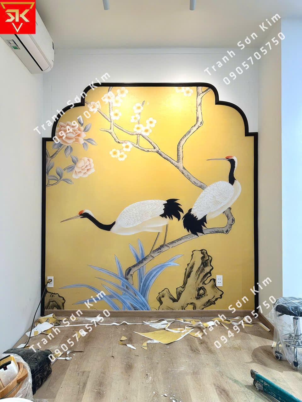 Tranh vẽ tường phòng khách với họa tiết hoa lá tinh tế mang lại vẻ đẹp sang trọng và hiện đại