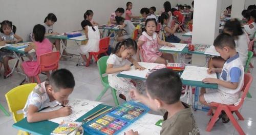 Tranh vẽ ước mơ của em: họa sĩ nhí tài năng say sưa sáng tạo bên giá vẽ