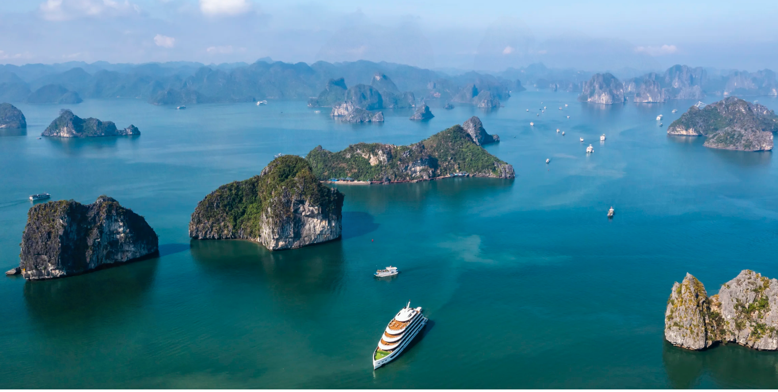 Tranh vẽ Vịnh Hạ Long Việt Nam với những hòn đảo đá vôi kỳ vĩ trên mặt nước