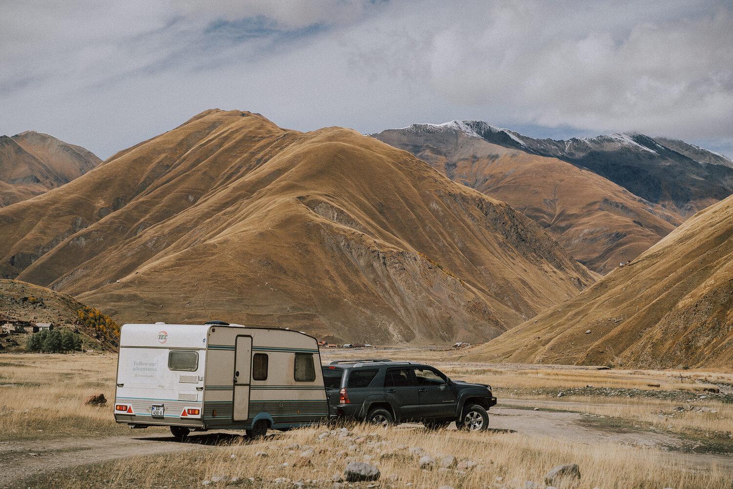 Tranh vẽ xe ô tô địa hình đang vượt qua suối đá trong rừng rậm, phong cách màu nước