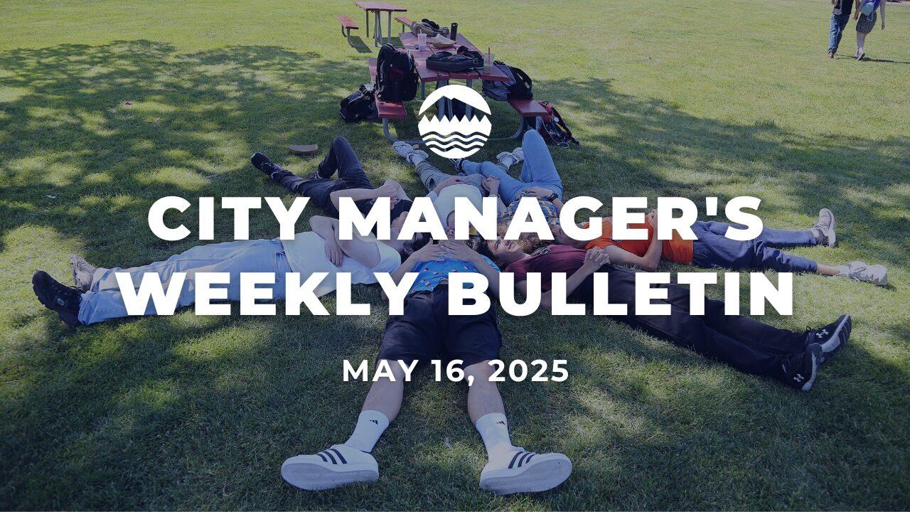 Một nhóm trẻ em đang vui vẻ hợp tác vẽ một bức tranh tường lớn, thể hiện tinh thần đồng đội trong chuyên đề dạy mỹ thuật theo phương pháp Đan Mạch