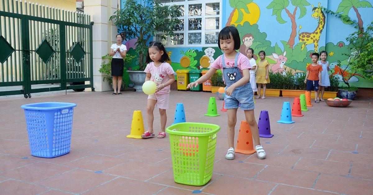 Tranh vẽ trẻ em vui chơi ngoài trời giúp mắt thư giãn và khỏe mạnh hơn sau giờ học căng thẳng