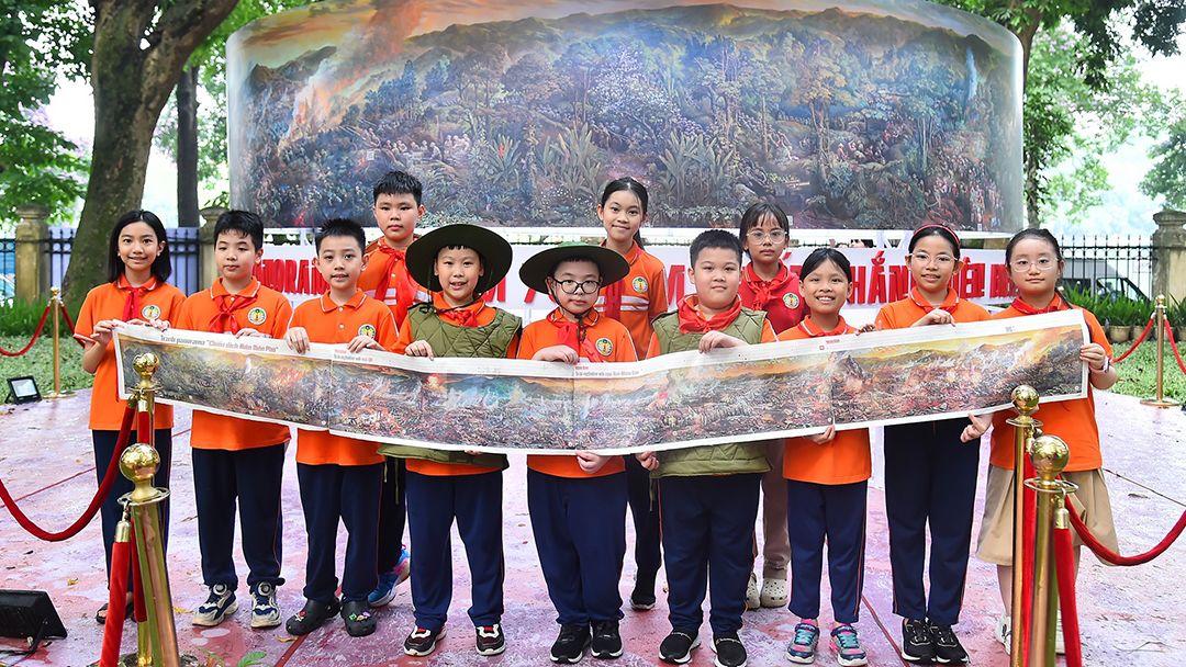Nét Hào Hùng Dân Tộc Qua Tranh Vẽ Lịch Sử Việt Nam Triển lãm tranh vẽ lịch sử Việt Nam thu hút đông đảo người xem ở nhiều lứa tuổi