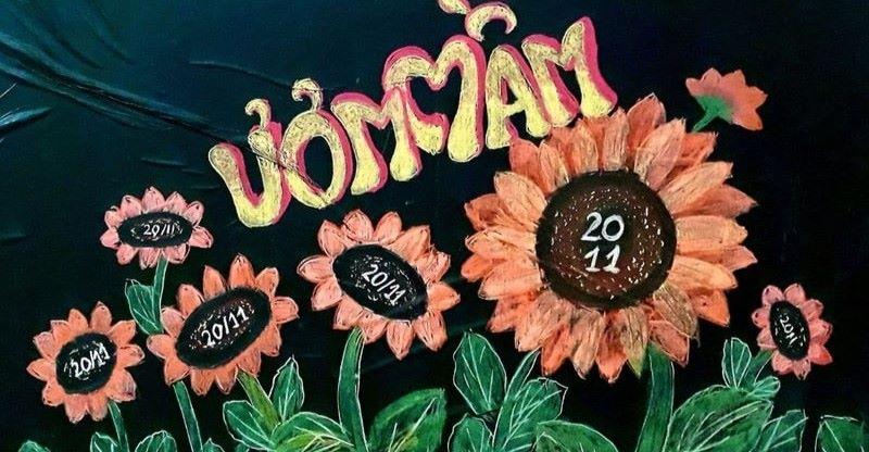 Không gian trưng bày các tranh vẽ 20 11 đẹp của học sinh tại trường học