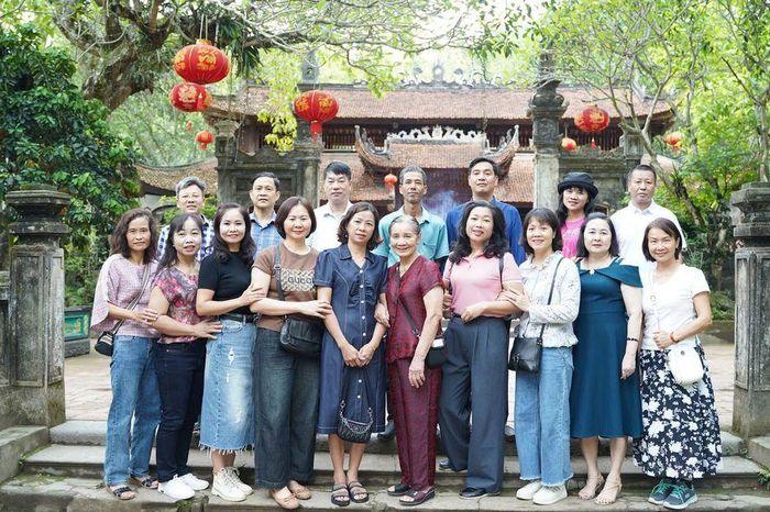 Bức vẽ cảnh Thánh Gióng cưỡi ngựa bay về trời sau khi đánh tan giặc, mang đậm màu sắc huyền thoại và kỳ ảo