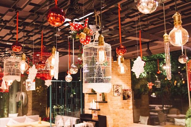 Ý tưởng vẽ tranh lễ hội Noel với cây thông được trang trí lộng lẫy cùng nhiều hộp quà xinh xắn