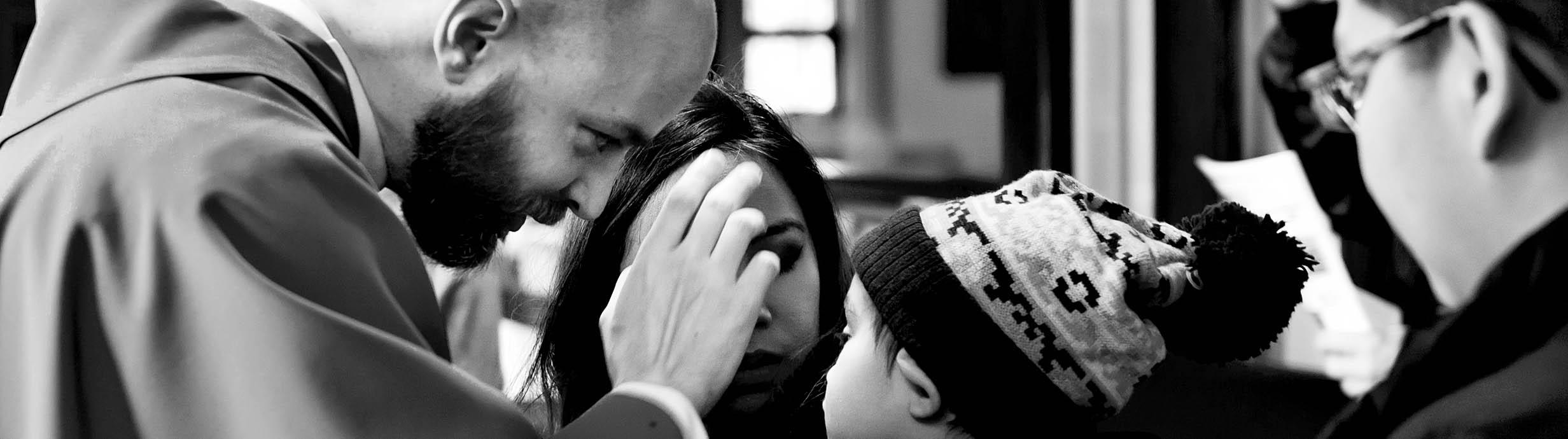 Tranh vẽ chân dung mẹ ngày 8 tháng 3 với nụ cười hiền hậu và ánh mắt trìu mến, thể hiện tình yêu thương