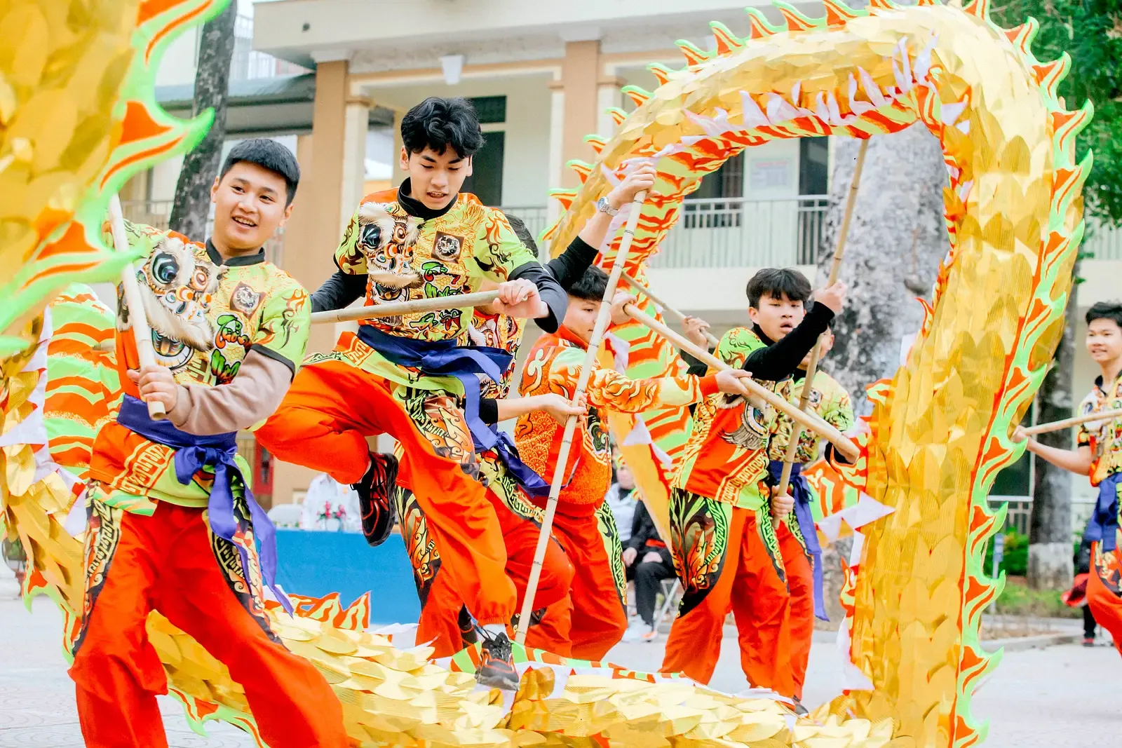 Vẽ chi tiết phần đầu và thân rồng lửa trong các bước học vẽ rồng lửa