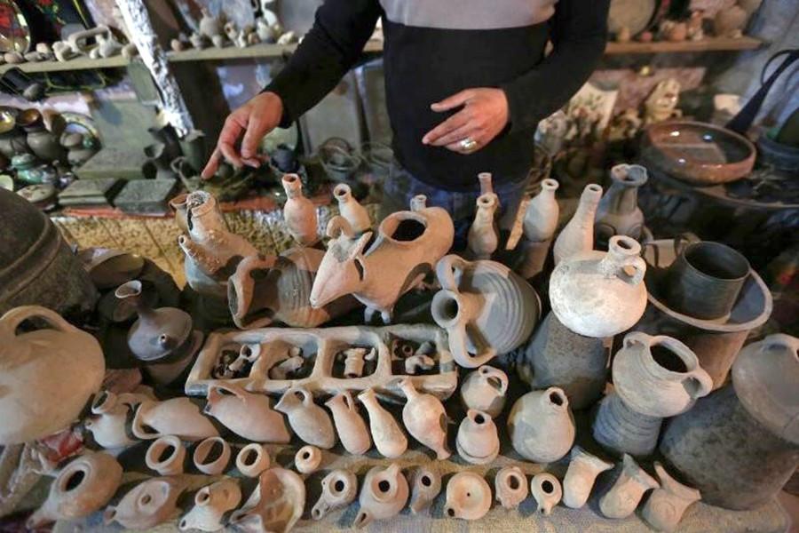 Hướng dẫn chi tiết cách vẽ phần đầu và thân của một con khủng long ba sừng Triceratops ấn tượng