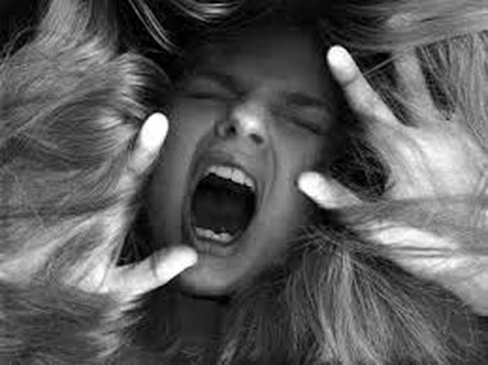 Hướng dẫn chi tiết các bước vẽ dáng người và biểu cảm khuôn mặt cho các thành viên gia đình khi đi chơi